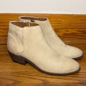 FRYE Leather Ankle Boots Size 8.5 Ivory Cream Low Heel Zip Booties